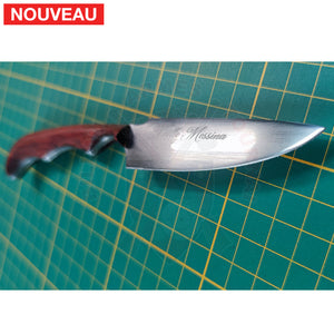 Gravure Laser Nom & Prénom Typo Classieuse Sur Couteau Artisanal Forgé Découpe