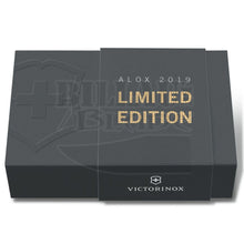 Charger l'image dans la galerie, Victorinox Pioneer Alox Gold Limited Edition 2019 Couteaux Suisses Modèles Classiques