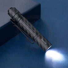 Charger l'image dans la galerie, Lampe Olight I3T Eos Carbone (Edition Limitée !) Lampes