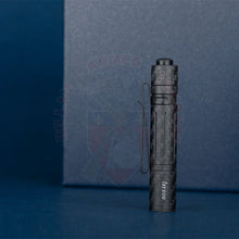 Charger l'image dans la galerie, Lampe Olight I3T Eos Carbone (Edition Limitée !) Lampes