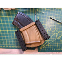 Charger l&#39;image dans la galerie, Fabrication sur mesure Porte-Chargeur Kydex Coyote pour chargeur de Mitrailleuse WW2 Bren cal. 303 British sur passant