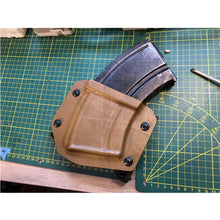 Charger l&#39;image dans la galerie, Fabrication sur mesure Porte-Chargeur Kydex Coyote pour chargeur de Mitrailleuse WW2 Bren cal. 303 British sur passant