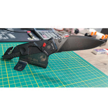 Charger l&#39;image dans la galerie, Fabrication Sur Mesure Support Couteau Artisanal Vieillissement Patine &amp; Gravure Laser Découpe