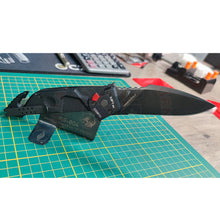 Charger l&#39;image dans la galerie, Fabrication Sur Mesure Support Couteau Artisanal Vieillissement Patine &amp; Gravure Laser Découpe