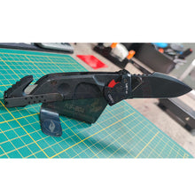 Charger l&#39;image dans la galerie, Fabrication Sur Mesure Support Couteau Artisanal Vieillissement Patine &amp; Gravure Laser Découpe