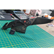 Charger l&#39;image dans la galerie, Fabrication Sur Mesure Support Couteau Artisanal Vieillissement Patine &amp; Gravure Laser Découpe