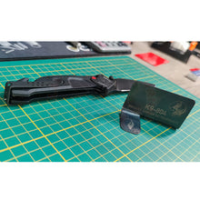 Charger l&#39;image dans la galerie, Fabrication Sur Mesure Support Couteau Artisanal Vieillissement Patine &amp; Gravure Laser Découpe