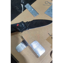 Charger l&#39;image dans la galerie, Fabrication Sur Mesure Support Couteau Artisanal Vieillissement Patine &amp; Gravure Laser Découpe