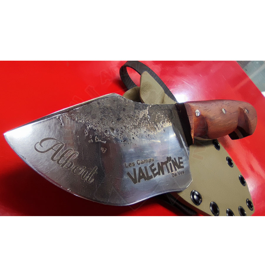 Gravure Laser Couteau Artisanal Forgé Thème ’Les Camps Valentine De Vos’ & Découpe