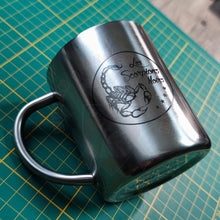 Charger l&#39;image dans la galerie, Gravure Laser Mugs Inox Thème Les Scorpions Noirs &amp; Billau Airsoft Découpe