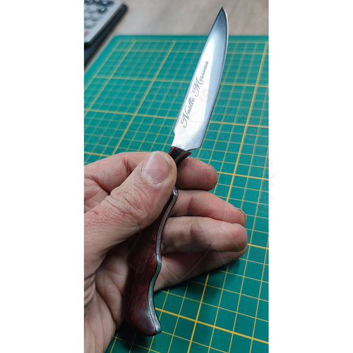 Gravure Laser Nom & Prénom Typo Classieuse Sur Couteau Artisanal Forgé Découpe