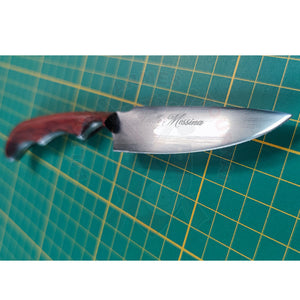 Gravure Laser Nom & Prénom Typo Classieuse Sur Couteau Artisanal Forgé Découpe