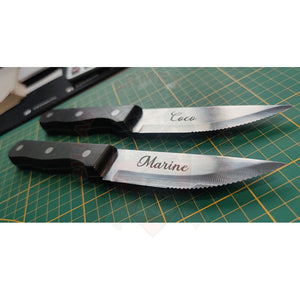 Gravure Laser Prénoms Dun Couple Sur 2 Couteaux À Steak & Découpe