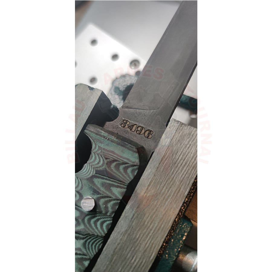 Gravure Laser Profonde Numéro Matricule Sur Couteau De Combat Artisanal & Découpe